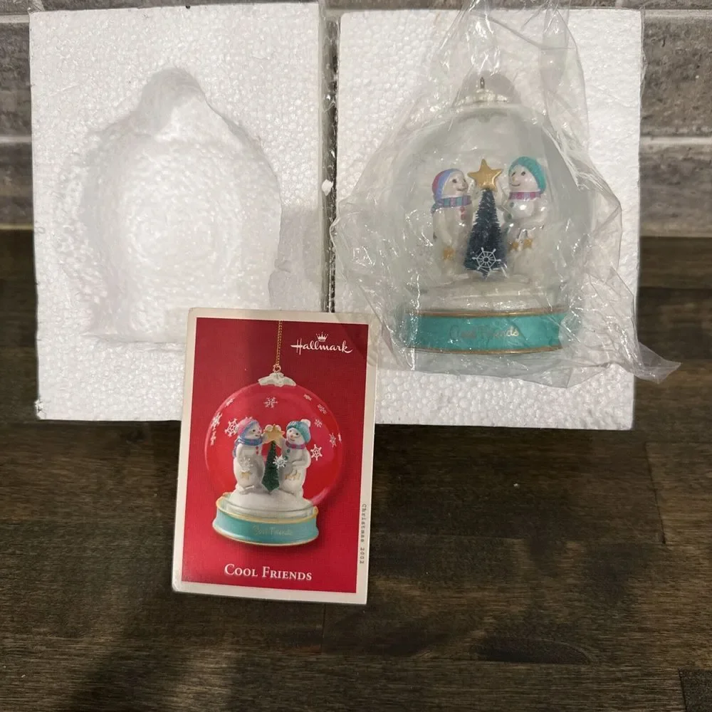 2002 Cool Friends - Hallmark Ornaments‎ - Smowmen in Snowglobe